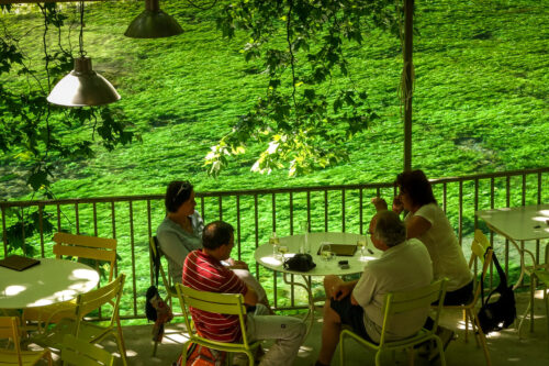 Fontaine-de-Vaucluse diners next to stream