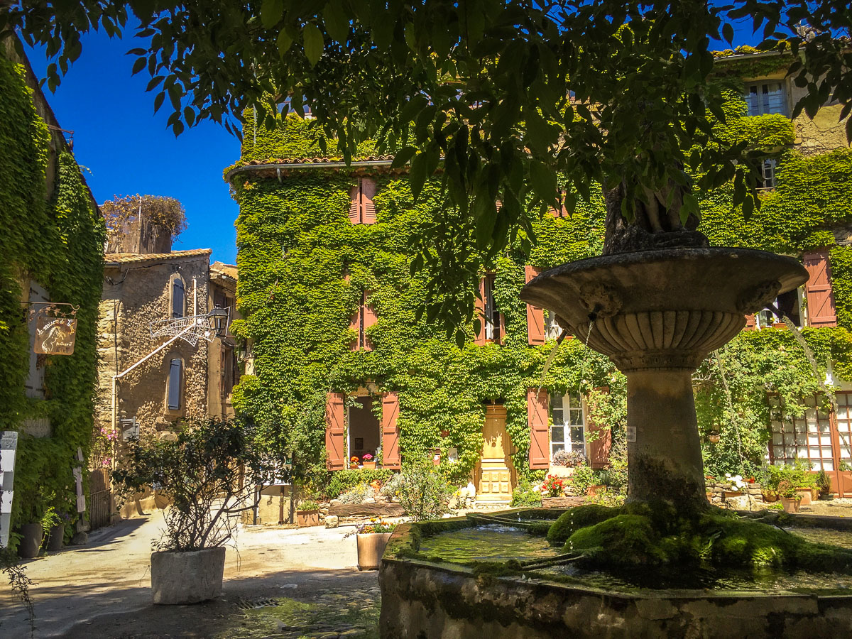 Saignon Provence main square