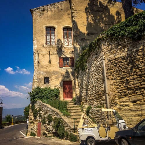 Bonnieux house on road