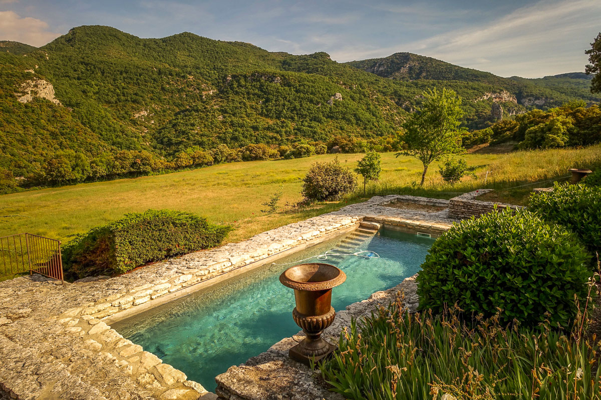 Buoux villa pool