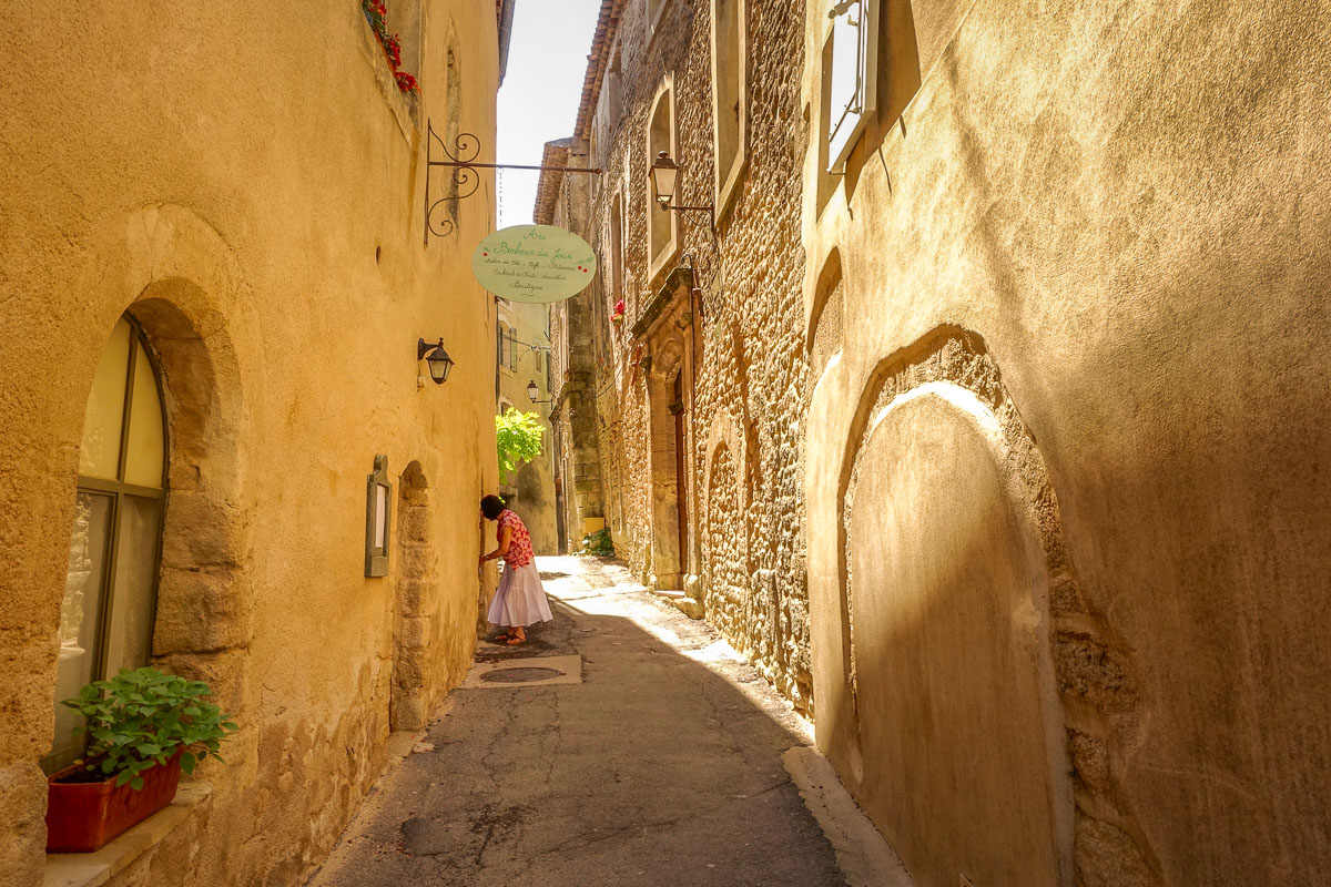 shopkeeper Saignon Provence