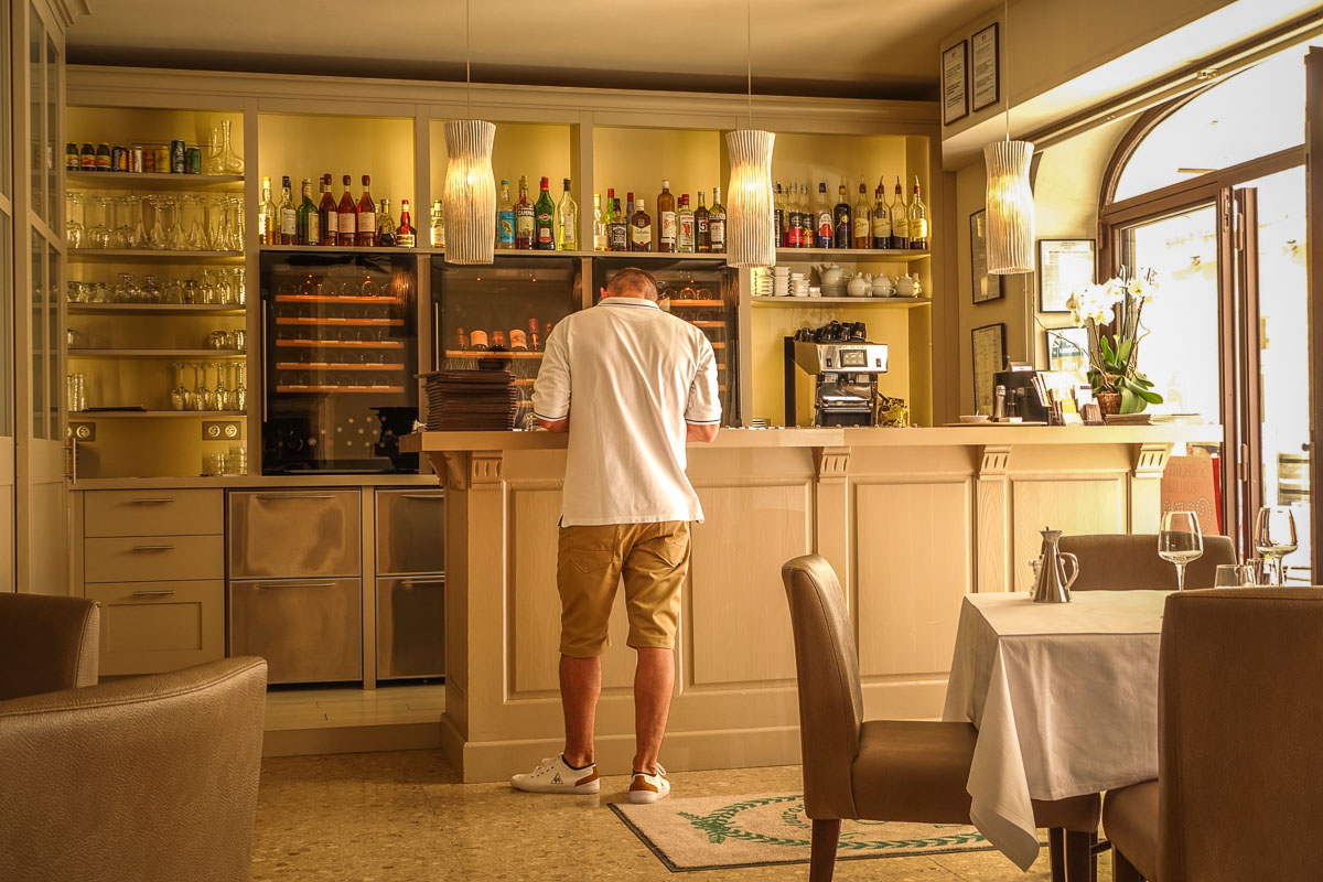 La Veranda Ménerbes waiter