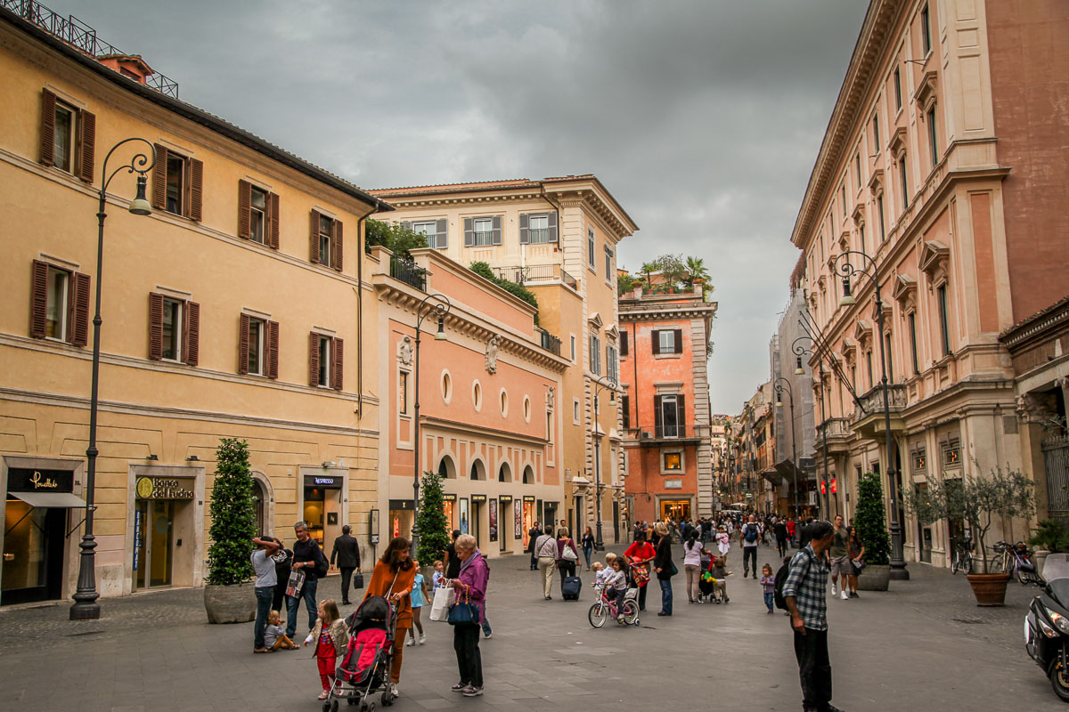 Piazza di San Lorenzo in Lucina best shopping street